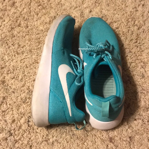 Nike Shoes - Nike Roshe